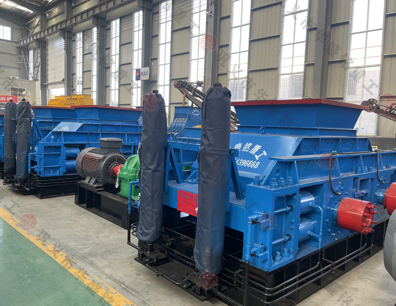 砂料廠制砂機(jī)都有哪些，時(shí)產(chǎn)50噸對(duì)輥制砂機(jī)一套多少錢
