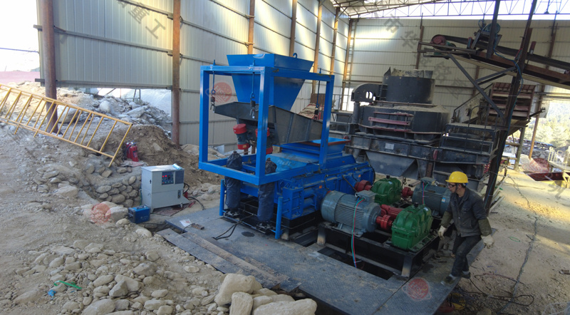 華盛銘1212型全液壓對輥制砂機一臺多少錢？